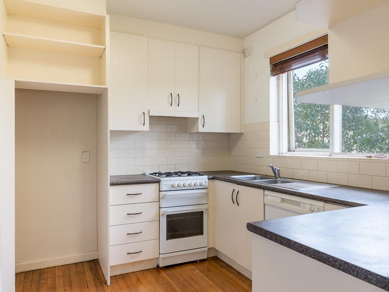 TOP POSITION + COURT YARD + GARAGE + COMFORT CAULFIELD NORTH