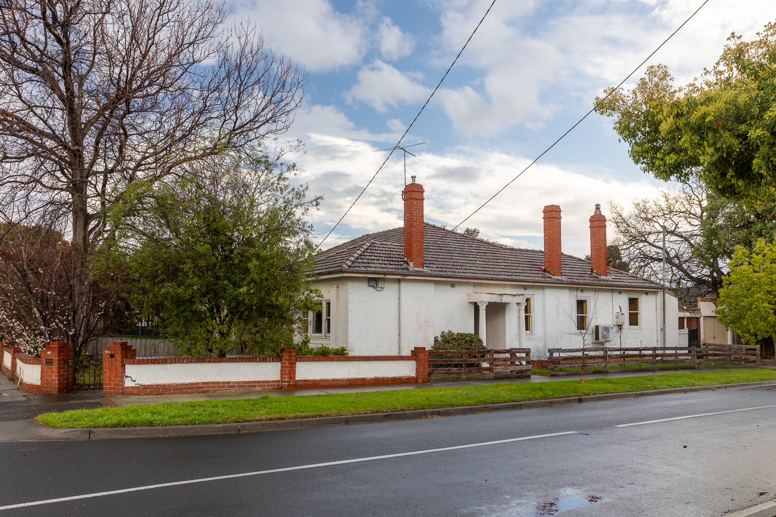SPACIOUS AND COMFORTABLE OLDER STYLE HOME Brighton East