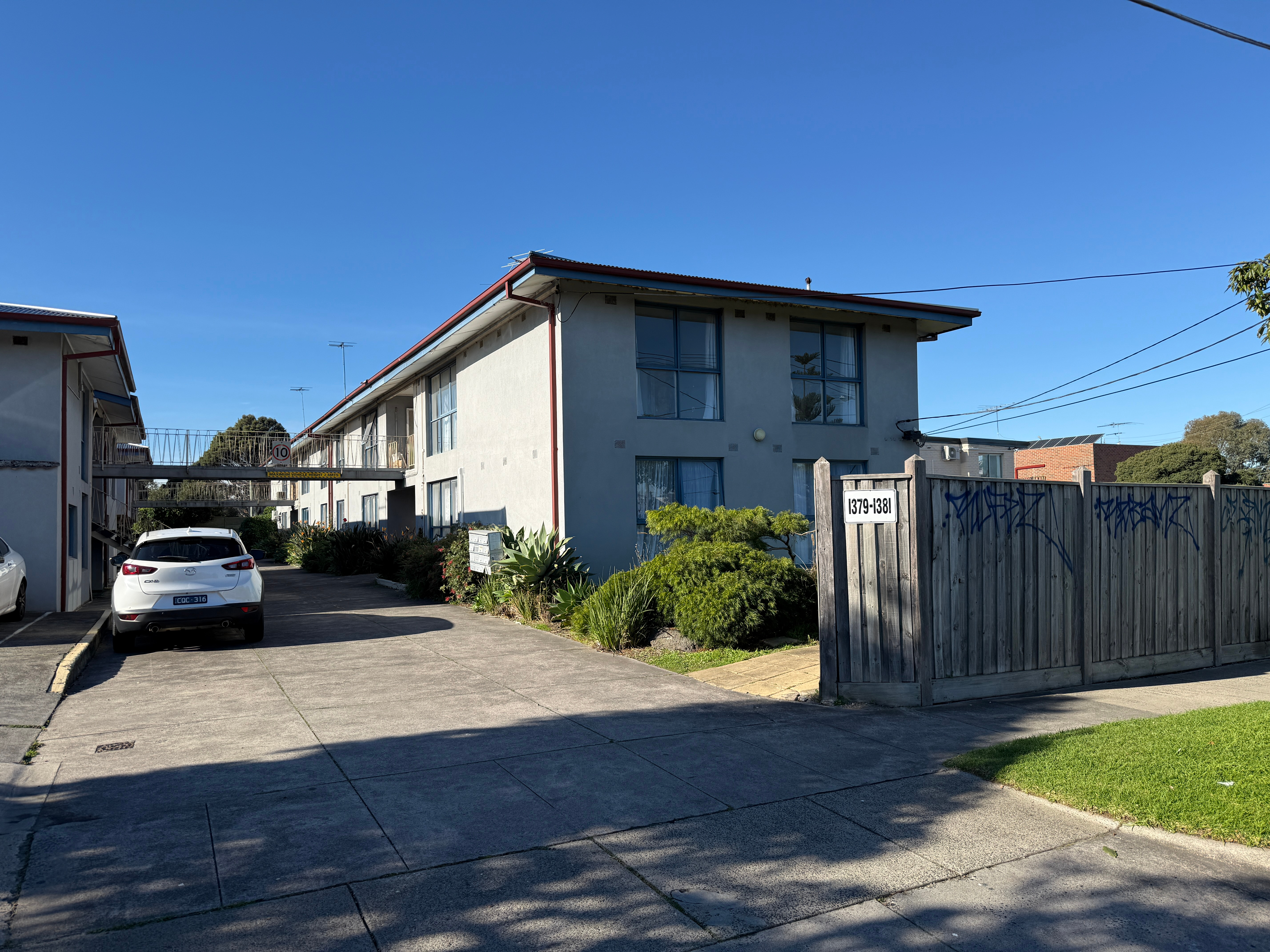 SPACIOUS & BRIGHT - 3 BEDROOM APARTMENT - PRICE REDUCED!