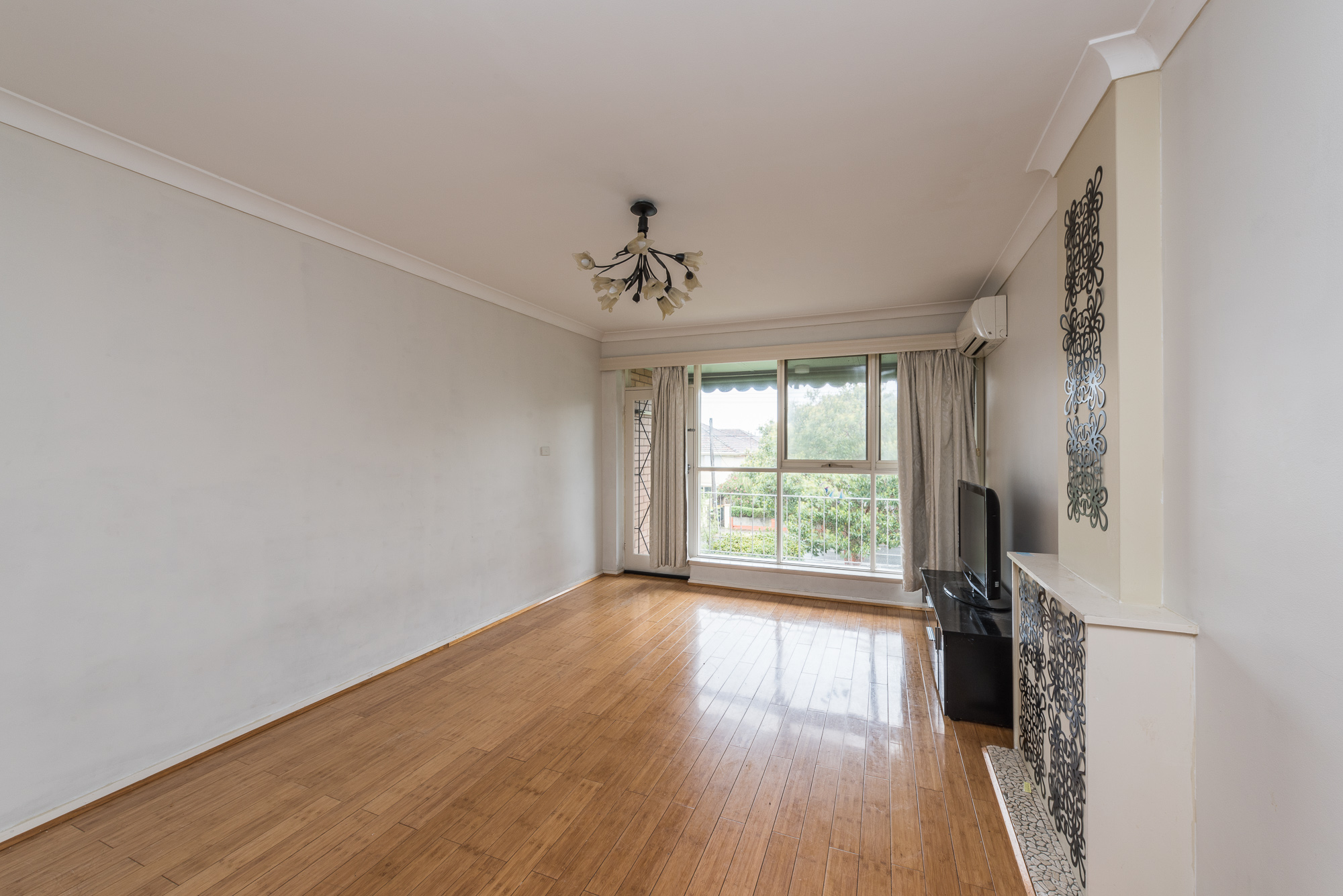 SOLD! 1st Floor sunny  Apartment in Solid Boutique Block, short stroll to Glen Huntly shopping centre, parks, schools and all sorts of transport. Glen Huntly